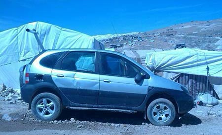uno de los coches robados encontrados en un campo de refugiados